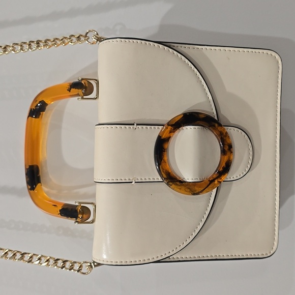 TOPSHOP Capri Buckle Crossbody Bag in Beige, Tortoise Shell Details, Gold Chain - Picture 3 of 16